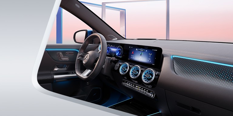 
							Modernes Mercedes-Benz Cockpit mit digitalem Infotainment-Display, beleuchteten L�ftungsd�sen und Ambiente-Beleuchtung in Blau.
					 	 
