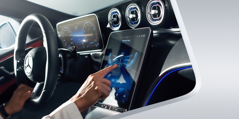 
							Hand bedient den gro�en Touchscreen im Mercedes-Benz Cockpit, digitale Anzeigen und L�ftungsd�sen mit blauer Ambientebeleuchtung sorgen f�r Komfort und Sicherheit.
					 	 