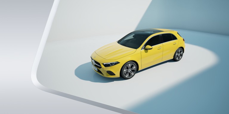 
							Hand bedient den gro�en Touchscreen im Mercedes-Benz Cockpit, digitale Anzeigen und L�ftungsd�sen mit blauer Ambientebeleuchtung sorgen f�r Komfort und Sicherheit.
					 	 