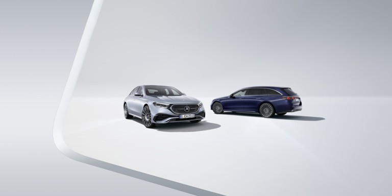 
							Zwei Mercedes-Benz T-Modelle in einem modernen Studio-Setting.
					 	 