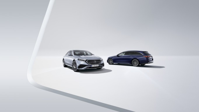 
							Zwei Mercedes-Benz T-Modelle in einem modernen Studio-Setting.
					 	 