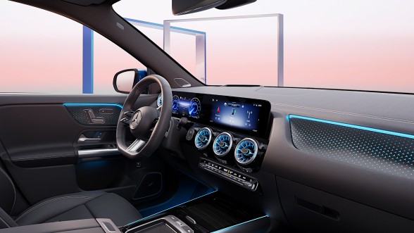 
					  		Modernes Mercedes-Benz Cockpit mit digitalem Infotainment-Display, beleuchteten L�ftungsd�sen und Ambiente-Beleuchtung in Blau.
					  		