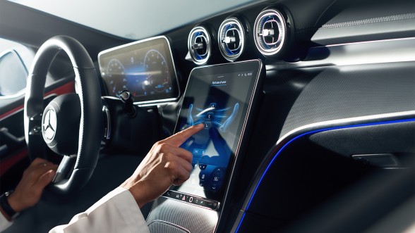 
					  		Hand bedient den gro�en Touchscreen im Mercedes-Benz Cockpit, digitale Anzeigen und L�ftungsd�sen mit blauer Ambientebeleuchtung sorgen f�r Komfort und Sicherheit.
					  		