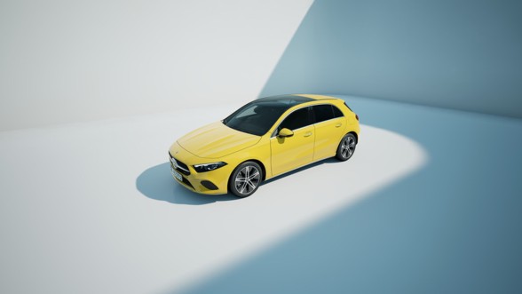 
					  		Gelbe Mercedes-Benz Kompaktlimousine in modernem, hell ausgeleuchtetem Studio-Setting.
					  		