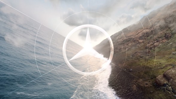 
					  		Mercedes-Benz Sternlogo transparent �ber eine K�stenlandschaft mit Meer, Wellen und bew�lktem Himmel gelegt.
					  		