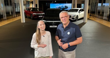 
						  Produkttrainerin Joanna Pirpamer und Produkttrainer Michael Thum am Set von „Im Dialog: Mercedes-EQ“ vor drei Mercedes-EQ Modellen.
						  