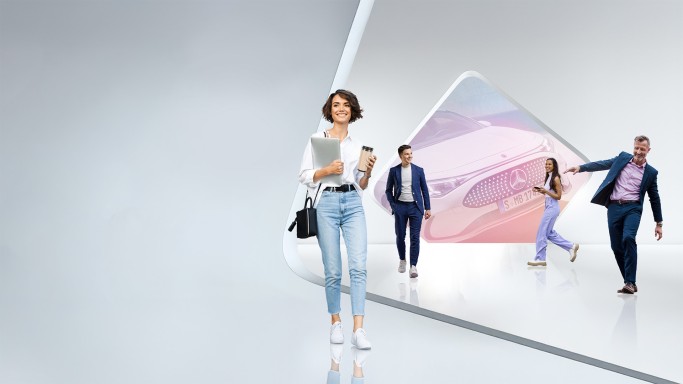 
							Vier Menschen in moderner Business-Kleidung stehen und gehen vor einem futuristischen Hintergrund mit Mercedes-Benz Logo, Fahrzeug und Lifestyle-Bildern.
					 	 