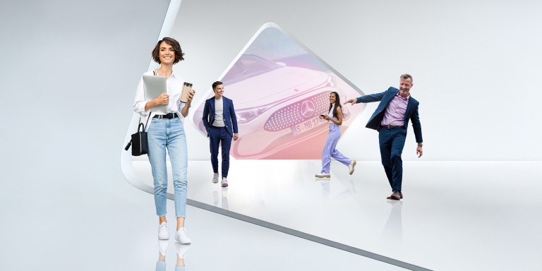 
				Vier Menschen in moderner Business-Kleidung stehen und gehen vor einem futuristischen Hintergrund mit Mercedes-Benz Logo, Fahrzeug und Lifestyle-Bildern.
				