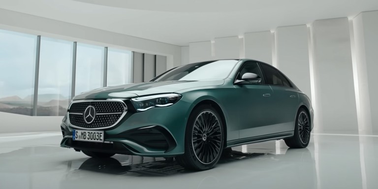 
				Die neue E-Klasse Limousine von Mercedes-Benz in verdesilber metallic.
				