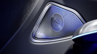 
Die Lautsprecherabdeckung des Burmester 4D-Surround-Soundsystems in der neuen E-Klasse von Mercedes-Benz.
