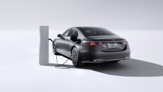 
Die neue E-Klasse Limousine in graphitgrau metallic an einer Ladesule.
