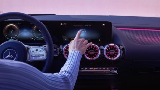 
Im Interieur eines EQA bedient die Person am Steuer die Vorklimatisierungsfunktion am Zentraldisplay.
