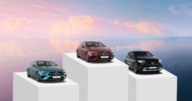 
						  Ein CLA, eine A-Klasse und ein EQA stehen auf drei unterschiedlich hohen Podesten, der CLA auf Platz 3, der EQA auf Platz 2 und die A-Klasse auf Platz 1.
						  