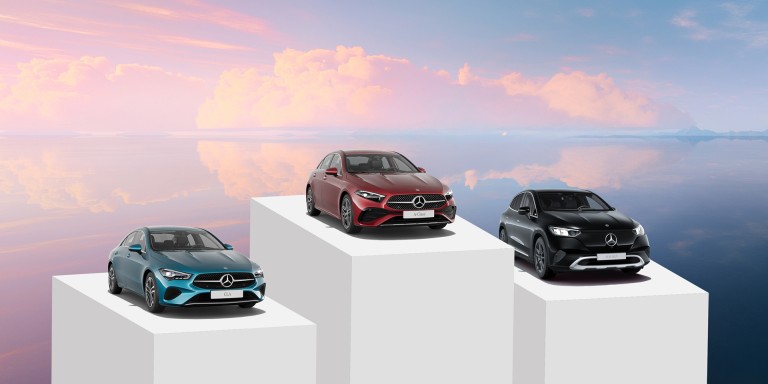 
				Ein CLA, eine A-Klasse und ein EQA stehen auf drei unterschiedlich hohen Podesten, der CLA auf Platz 3, der EQA auf Platz 2 und die A-Klasse auf Platz 1.
				