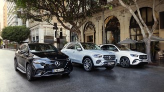 
Ein EQA, ein GLE als Plug-in-Hybrid und ein GLE mit Verbrennungsmotor stehen nebeneinander auf einer Strae.

