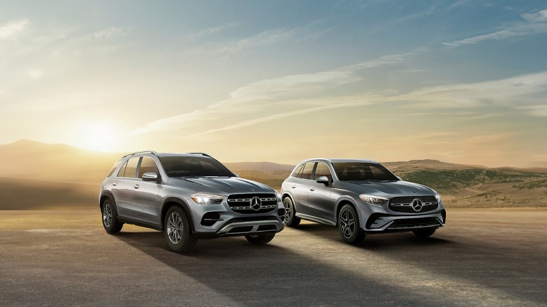 
			Ein GLE und ein GLC stehen in einer weiten Landschaft, whrend hinter den Bergen im Hintergrund die Sonne untergeht.
		