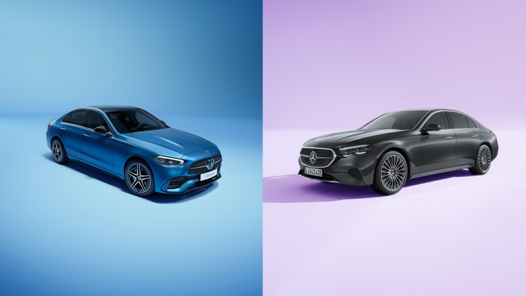
			Ein Splitscreen, auf dem im linken Bild eine blaue C-Klasse Limousine auf einem hellblauen Hintergrund und rechts eine schwarze E-Klasse Limousine auf einem fliederfarbenen Hintergrund abgebildet sind.
		