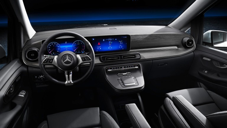 
			Das Cockpit der V-Klasse Marco Polo HORIZON mit schwarzen Ledersitzen.
		