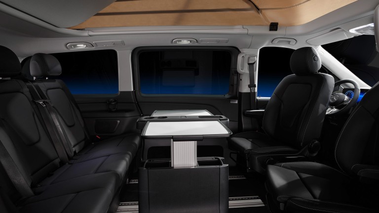 
			Das Interieur der V-Klasse Marco Polo HORIZON mit schwarzen Ledersitzen, Tisch und hochgefahrenem Aufstelldach.
		