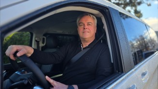 
Mercedes-Benz Members Verkufer Martin Umrath sitzt am Steuer einer V-Klasse.
