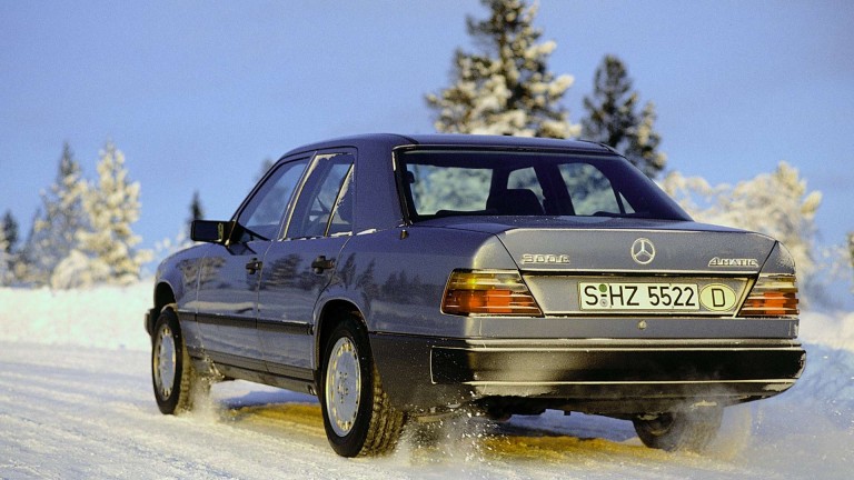
			Ein Mercedes-Benz 300 E mit 4MATIC fhrt auf einer schneebedeckten Strae.
		