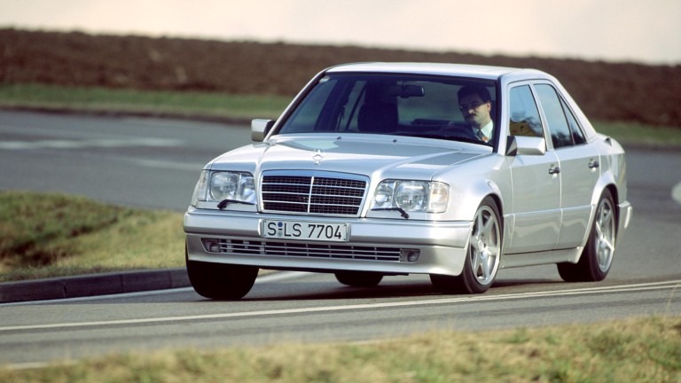 
			Ein silberner Mercedes-Benz 500 E fhrt ber eine Landstrae.
		