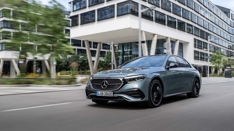 
			Die Mercedes-Benz E-Klasse fhrt vor modernen Gebuden auf einer Strae.
		