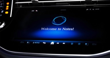 
						  Zentraldisplay eines Mercedes-Benz, auf dem der Startbildschirm der MBUX Notes App zu sehen ist.
						  