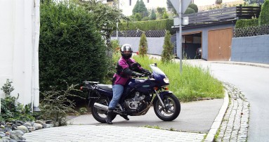
						  Funda Wollny auf ihrem Motorrad.
						  