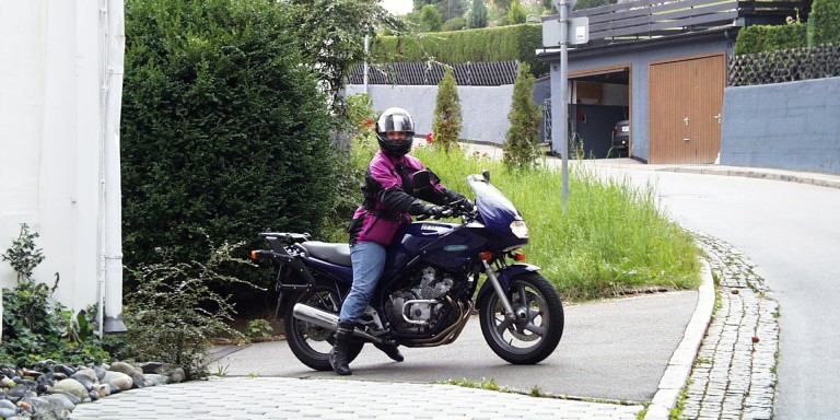 
				Funda Wollny auf ihrem Motorrad.
				