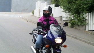 
Funda Wollny auf ihrem Motorrad.
