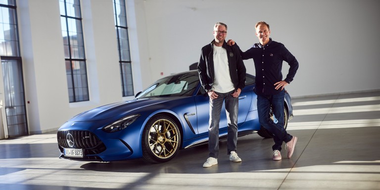
				Mercedes-AMG-Produktmanager Matthias Schmidt und Moderator Matthias Malmedie posieren vor dem neuen Mercedes-AMG GT 63.
				
