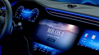 
Der Schriftzug &bdquo;MB.OS 1&ldquo; wird auf dem Zentraldisplay eines Mercedes-Benz abgebildet.
