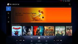 
Auf dem Zentraldisplay eines Mercedes-Benz wird die Filmbibliothek von RIDEVU abgebildet.
