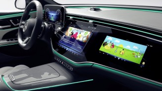 
Das Cockpit eines Mercedes-Benz, auf dem Zentraldisplay und auf dem Beifahrerdisplay ist das Geschicklichkeitsspiel Angry Birds zu sehen.
