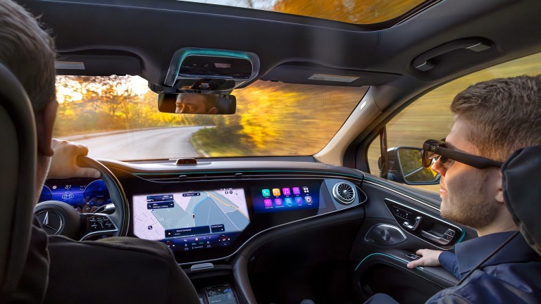 
			Zwei Personen sitzen in einem Mercedes-Benz Fahrzeug, der Beifahrer trgt eine AR-Brille.
		