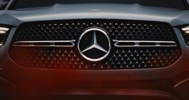 
						  Der Khlerlgrill eines silbernen Mercedes-Benz GLE.
						  