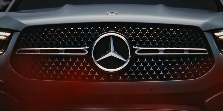 
				Der Khlerlgrill eines silbernen Mercedes-Benz GLE.
				