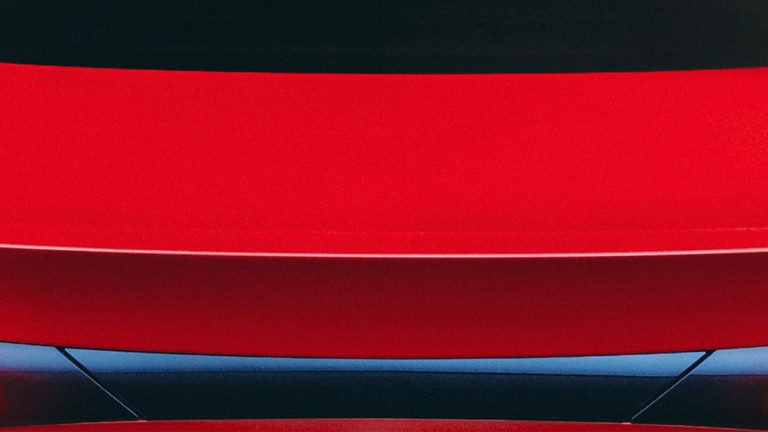 
			Schwarze und rote vertikale Streifen.
		