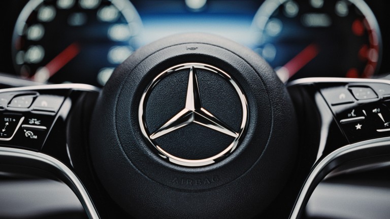 
			Das Lenkrad eines GLE mit Mercedes-Benz Stern in der Mitte.
		