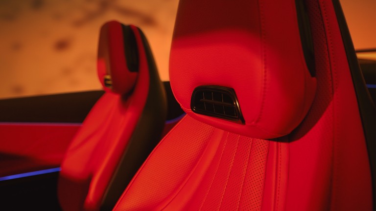 
			Der rote Fahrersitz eines CLE Cabriolets mit eingebautem AIRSCARF.
		