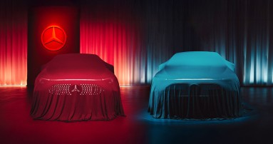 
						  Links steht ein von einem roten Tuch verhllter CLA, rechts ein von einem blauen Tuch verdeckten CLA. Links oben ist ein rot beleuchteter Mercedes-Benz Stern zu erkennen.
						  