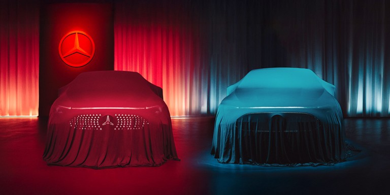 
				Links steht ein von einem roten Tuch verhllter CLA, rechts ein von einem blauen Tuch verdeckten CLA. Links oben ist ein rot beleuchteter Mercedes-Benz Stern zu erkennen.
				