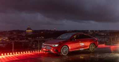 
						  Ein roter neuer CLA steht vor der Skyline Roms zur Feier seiner Weltpremiere.
						  