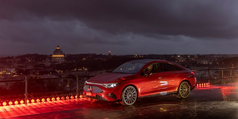 
				Ein roter neuer CLA steht vor der Skyline Roms zur Feier seiner Weltpremiere.
				