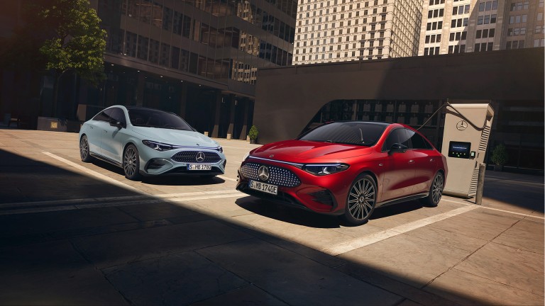 
			Zwei Mercedes-Benz CLAs stehen in einer urbanen Umgebung, der rechte, rote CLA tankt an einer Ladesule.
		