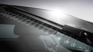 
Aus dem Scheibenwischerblatt spr�ht dank MAGIC VISION CONTROL aus mehreren D�sen Reinigungsfl�ssigkeit auf die Windschutzscheibe.
