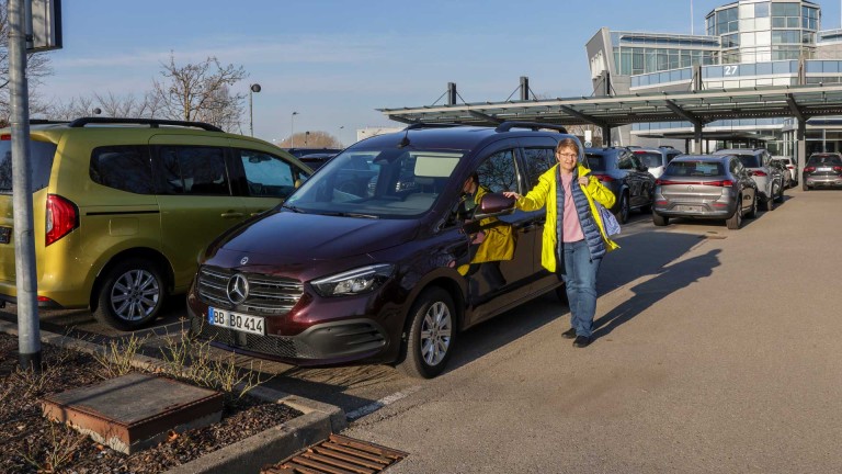 
			Julia Lbbehusen steht neben ihrem bisherigen Fahrzeug: einer Mercedes-Benz T-Klasse.
		