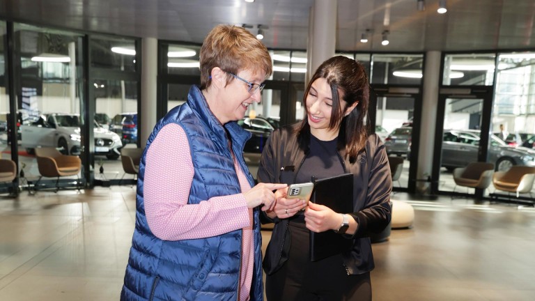 
			Julia Lbbehusen zeigt Fahrzeugbergeberin Dilara Aydin etwas auf ihrem Smartphone.
		