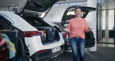
						  Susanne Gutmann von Mercedes-Benz Members steht vor drei geffneten Kofferrumen.
						  